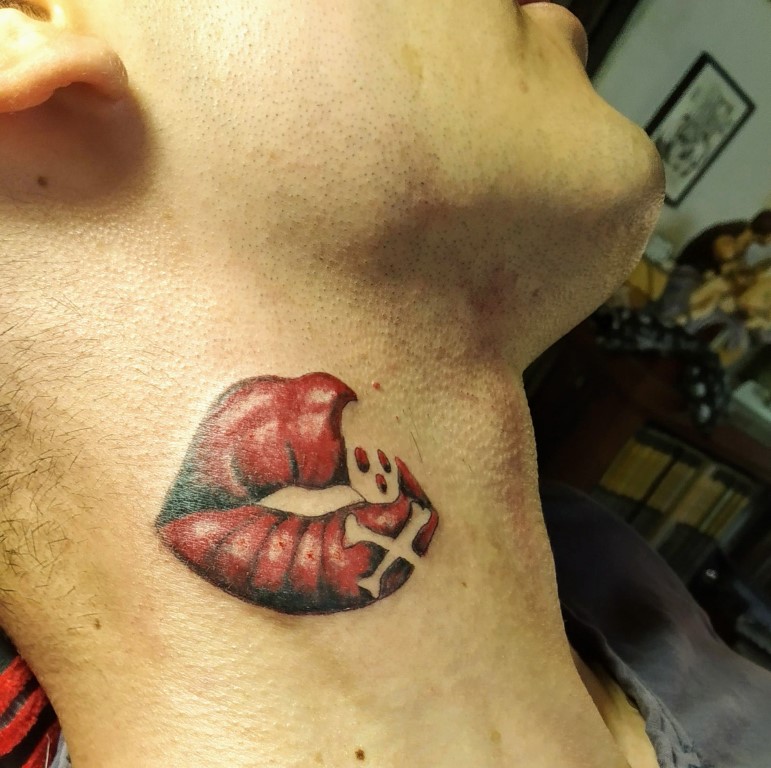 labio-tatuaje-punta-pelusa kus lippen tattoo in nek by Pelusa tattoo crevillente
