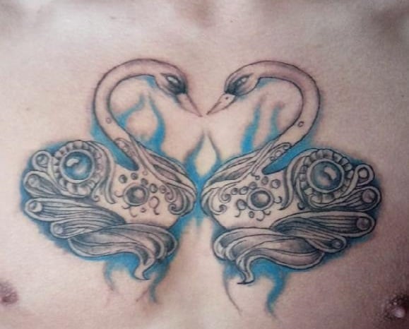 zwaan-hart-tattoo-pelusa-crevillente twee zwanen vormen hart tattoo